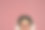 一个美丽快乐的女人戴着白色耳机听音乐的半画像图片下载