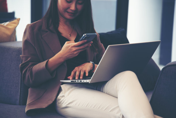 女商人把电话和平板电脑装扮成现代化的办公大楼图片下载