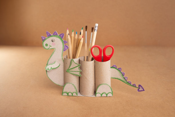 用卫生纸和剪刀做成的龙形笔筒，既有教育意义又有手工活动图片下载
