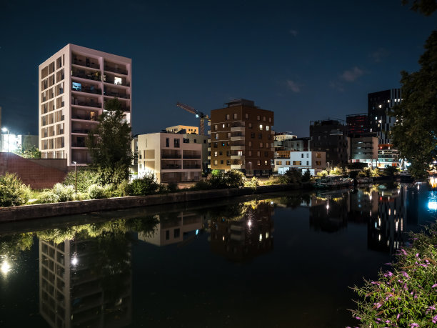 斯特拉斯堡新建筑的夜景照片图片下载