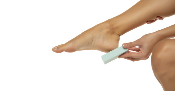 女人用浮石擦脚图片下载