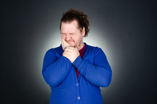 生意和工作。滑稽的胖子在摄影棚里摆姿势。图片下载