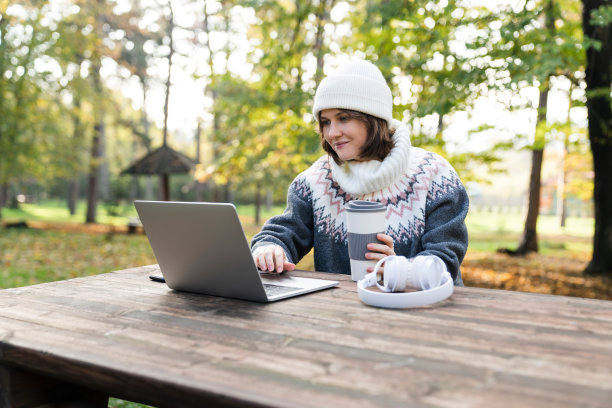在笔记本电脑上工作的自由职业者图片下载