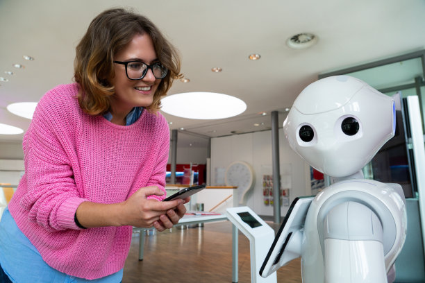 女人和机器人交流图片下载