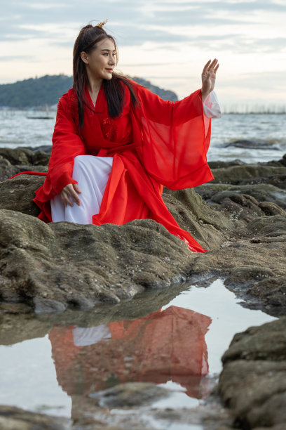 亚洲女孩穿着中国服装装饰春节庆祝中国文化图片下载