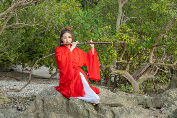 亚洲女孩穿着中国服装装饰春节庆祝中国文化图片下载