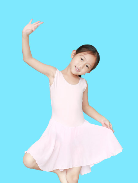 美丽的小亚洲女孩在粉红色的短裙孤立的青色背景。孩子们正在学习芭蕾舞。图片下载