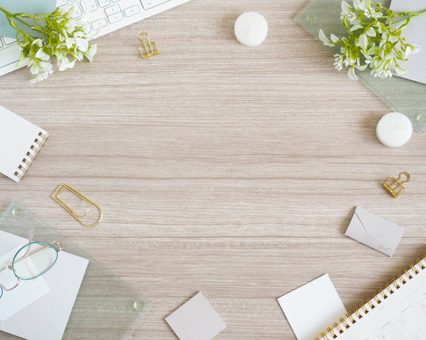 白色和浅蓝色配件的工作空间框架放置在浅木纹桌子上，还有一个清爽的女性PC桌框架图片下载