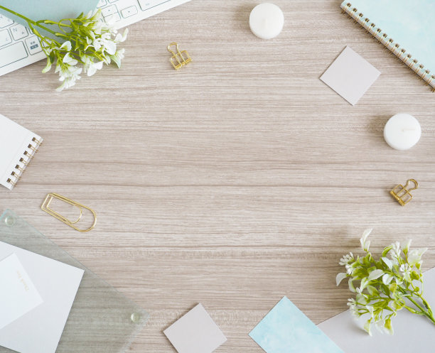 白色和浅蓝色配件的工作空间框架放置在浅木纹桌子上，还有一个清爽的女性PC桌框架图片下载