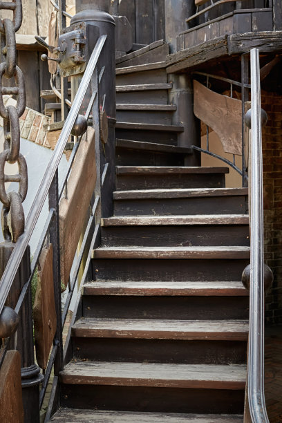 古董梯和大铁链。图片下载