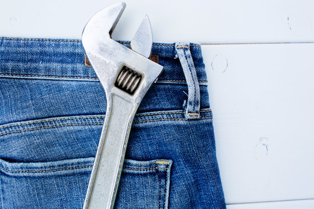 背景与工具在蓝色牛仔裤的口袋。给爸爸一份礼物。父亲节快乐的概念。图片下载