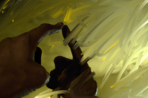 指尖在镜子上涂漆或用油漆涂抹。图片下载