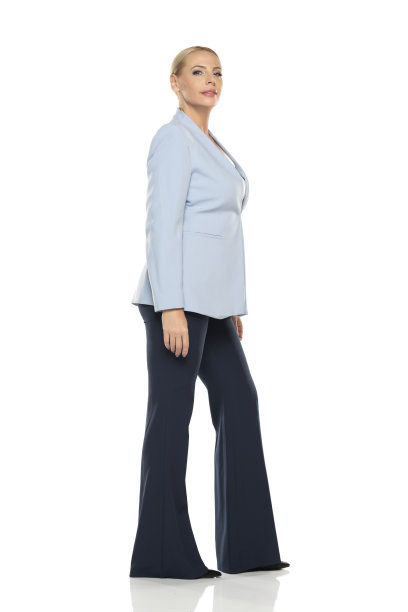 一位身穿白色背景的蓝夹克和黑裤子，面带微笑的中年老人。侧视图。图片下载