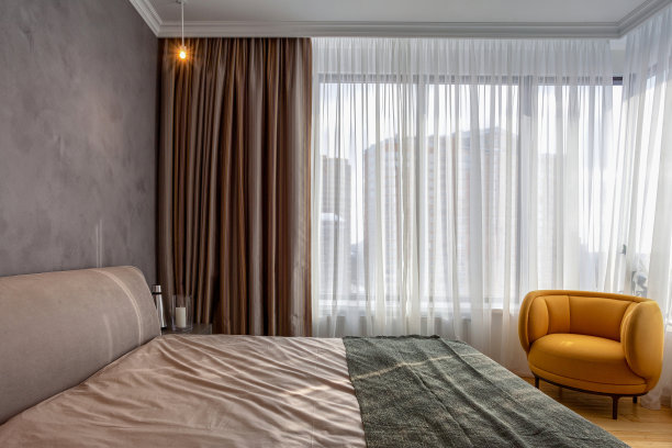 明亮的卧室，大床和现代扶手椅图片下载