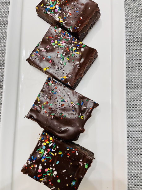 切片磨砂和装饰的布朗尼等待上桌图片下载