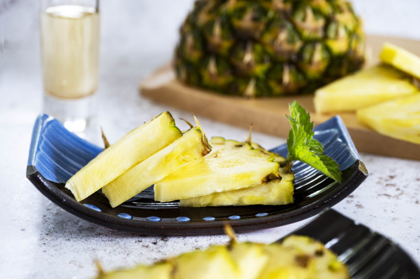 菠萝片上的盘子和菠萝在背景-股票照片图片下载