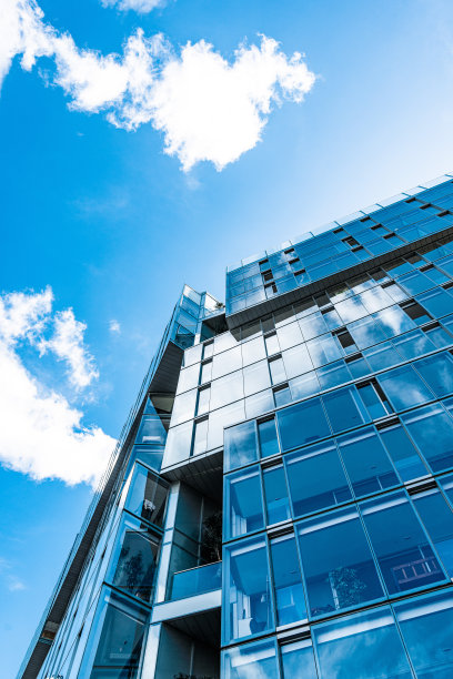 仰望全玻璃幕墙的高楼大厦图片下载