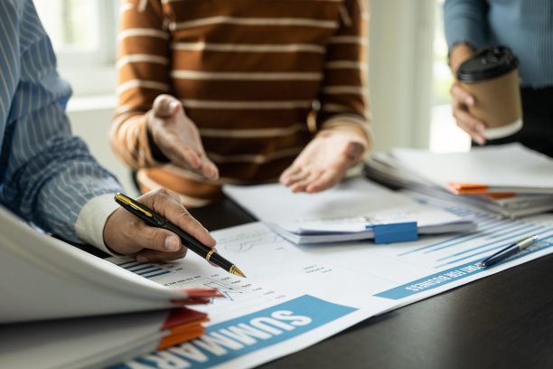 创业企业家们坐在办公室里，一起讨论“头脑风暴”，在联盟的商业会议上讨论新的创业项目。远程图片图片下载