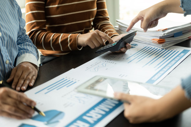 创业企业家们坐在办公室里，一起讨论“头脑风暴”，在联盟的商业会议上讨论新的创业项目。远程图片图片下载