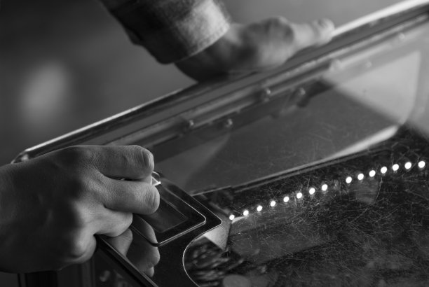 年轻人在玩廉价的街机游戏图片下载