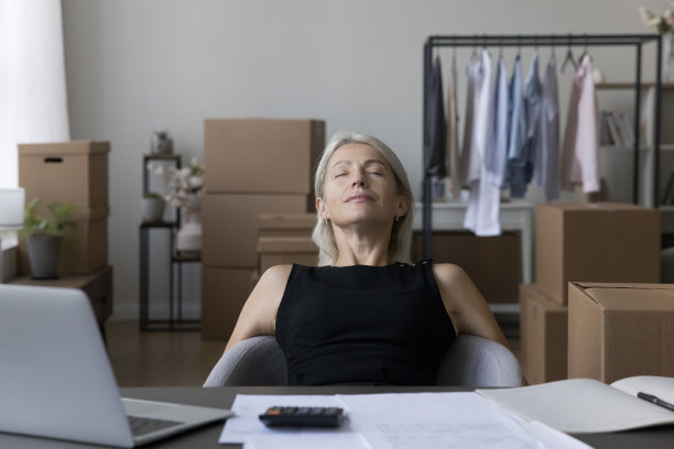 宁静疲惫的成熟企业家女性在仓库工作场所放松图片下载