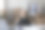 宁静疲惫的成熟企业家女性在仓库工作场所放松图片下载