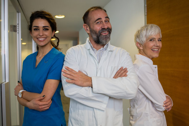 一群兴高采烈的医生图片下载