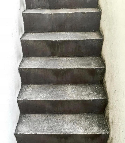 一组楼梯的照片上有一只猫坐在台阶上，有一只猫坐在大楼的一组楼梯上。图片下载