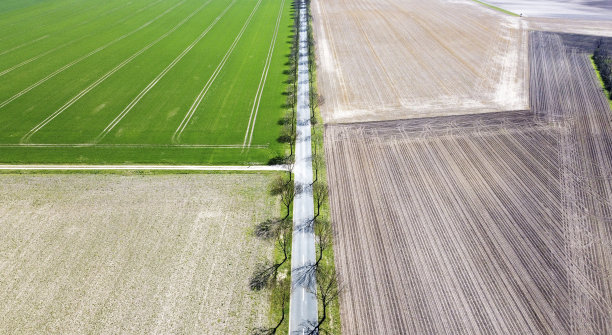 公路和田野的风景鸟瞰图图片下载