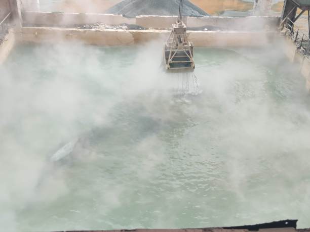 炉渣起重机用于在炉渣池中吊起镍渣图片下载