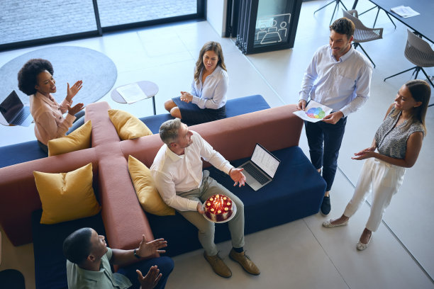 多元文化开放式办公室员工用蛋糕庆祝男同事生日图片下载