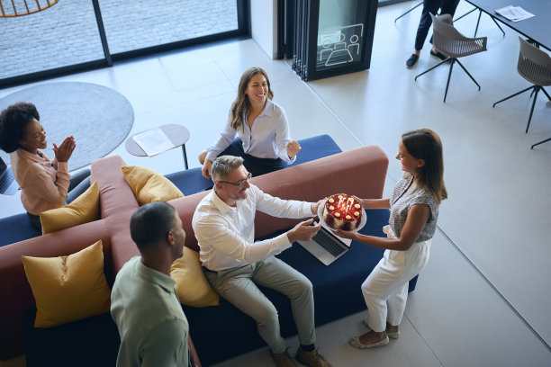 多元文化开放式办公室员工用蛋糕庆祝男同事生日图片下载