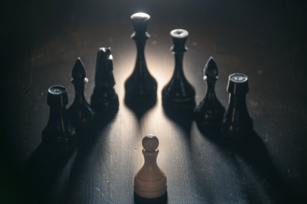 一个小兵对一群黑子。不喜欢别人的人，特立独行的人，相反的，相反的，反对潮流，不墨守成规图片下载