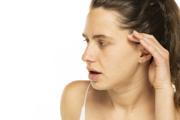 年轻女子用手捂住耳朵，背景是白色的图片下载