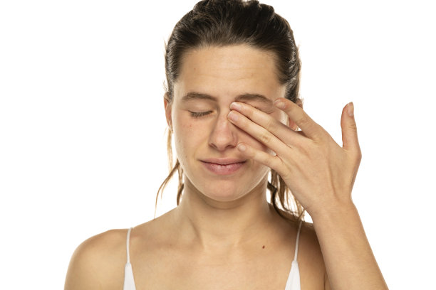 年轻女子在白色背景上揉眼睛。烦人的痒图片下载