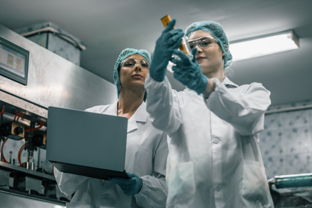 水质专员用pH计测试工厂用水，以确保安全，防止污染。图片下载