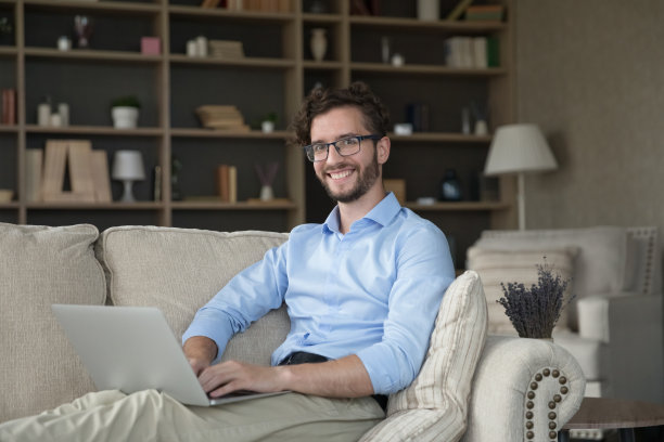 幸福的年轻自由职业者，企业家的家庭肖像图片下载