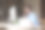 忙碌的年轻自由职业者在工作站打电话图片下载