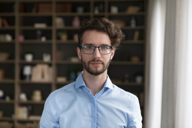 戴着时髦眼镜的严肃的白人商人头像图片下载