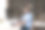 快乐的自由职业程序员坐在桌子与工作站图片下载