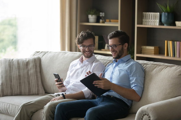 快乐的双胞胎兄弟讨论成功的商业项目图片下载