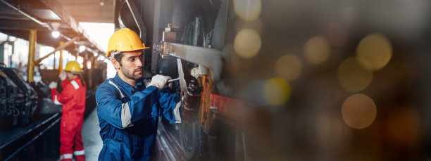 铁路工程师穿着安全制服，戴着安全帽，对列车、车轮和控制系统进行检查，确保乘客安全行驶。图片下载