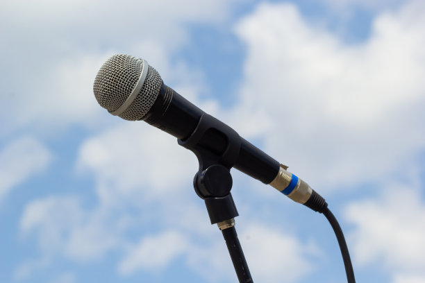 天空背景上的麦克风街上的麦克风概念-街头音乐音响设备图片下载