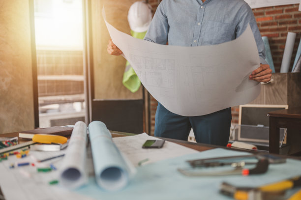 工程师查看图纸，检查建筑施工过程和结构。体系结构图片下载