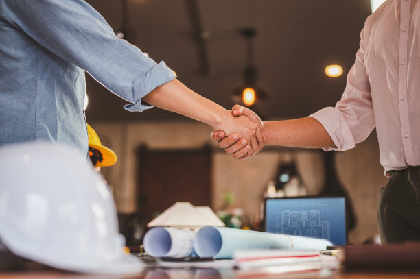 工程师们握手见面，头脑风暴，准备蓝图架构项目建设者。图片下载