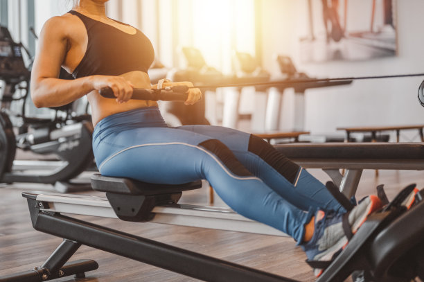 女子在健身房里多工位运动，既健康又强健。健身房健身运动图片下载