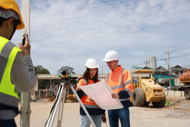 建筑工程师在工业建筑工地与建筑师交谈图片下载