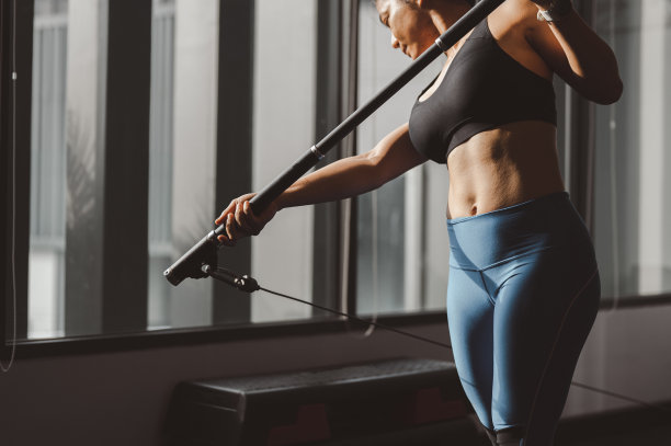 女子在健身房里多工位运动，既健康又强健。健身房健身运动图片下载