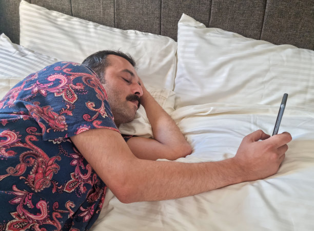 在家玩手机的疲惫男人图片下载