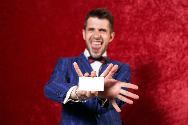 愉快的商人展示名片与复印空间图片下载